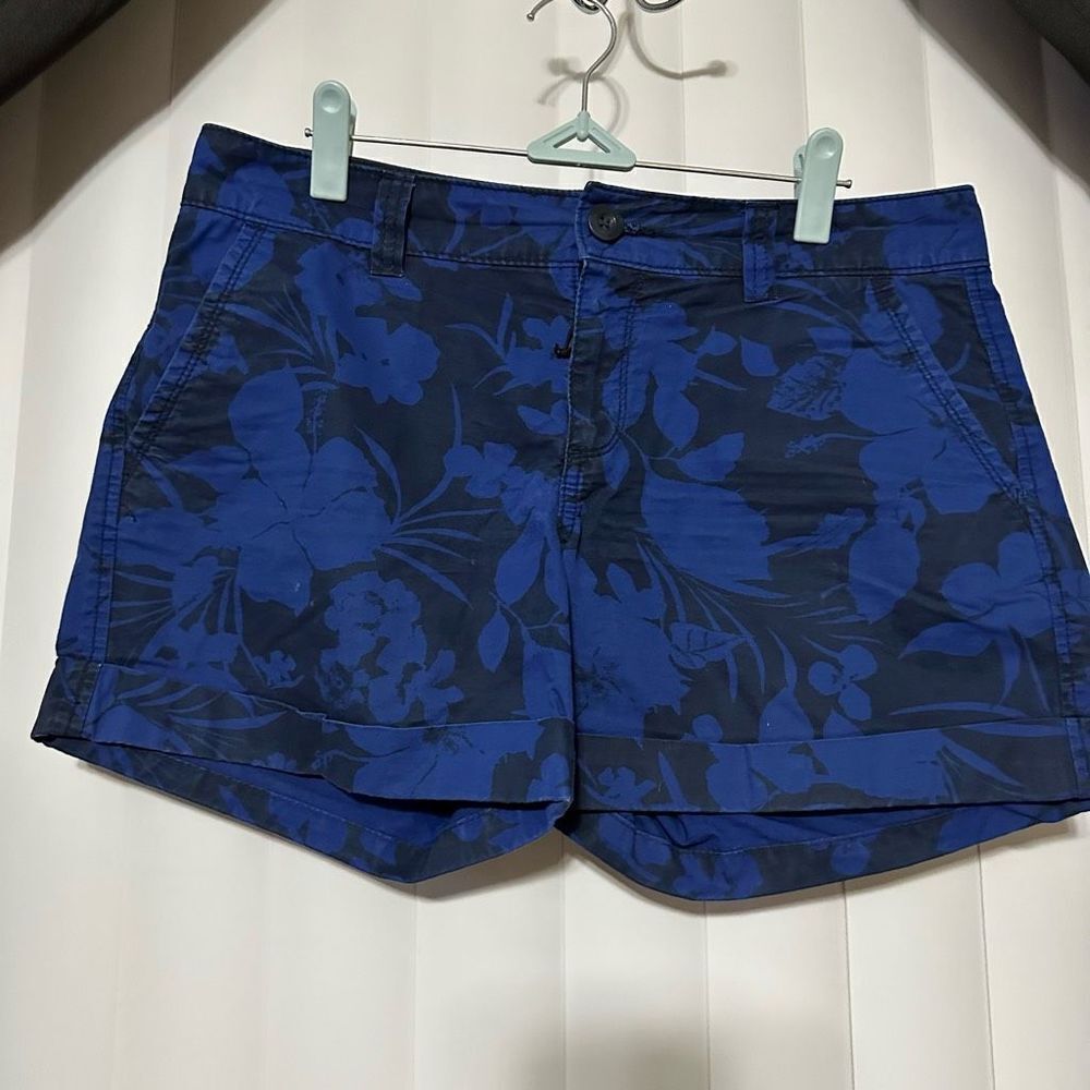 Old Navy Royal blue/black floral detailing on shorts w/cuffs, zipper button open